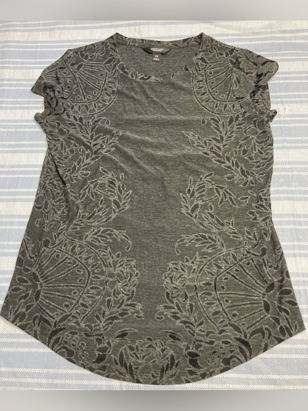 💛TODAY***$14***Simply Vera by Vera Wang gray floral-embossed top.